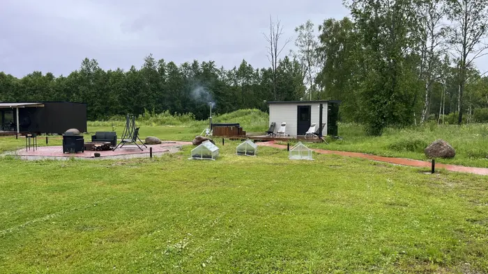 Mesipesa — lomamökit ja pihapiiri, näkymä 2