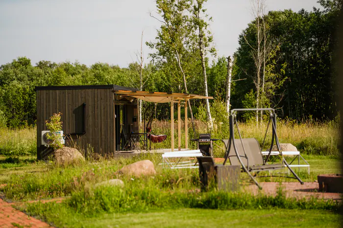 Mesipesa Yellow — lomamökin ulkopuoli, näkymä 2
