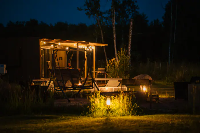 Mesipesa Yellow — lomamökin ulkopuoli yöllä, näkymä 2